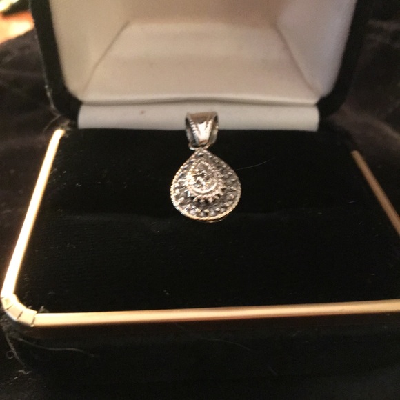 Diamond cluster pendant - Picture 3 of 4